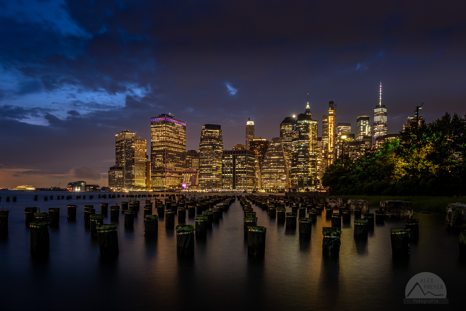 Old Pier 1 Manhatten Skyline